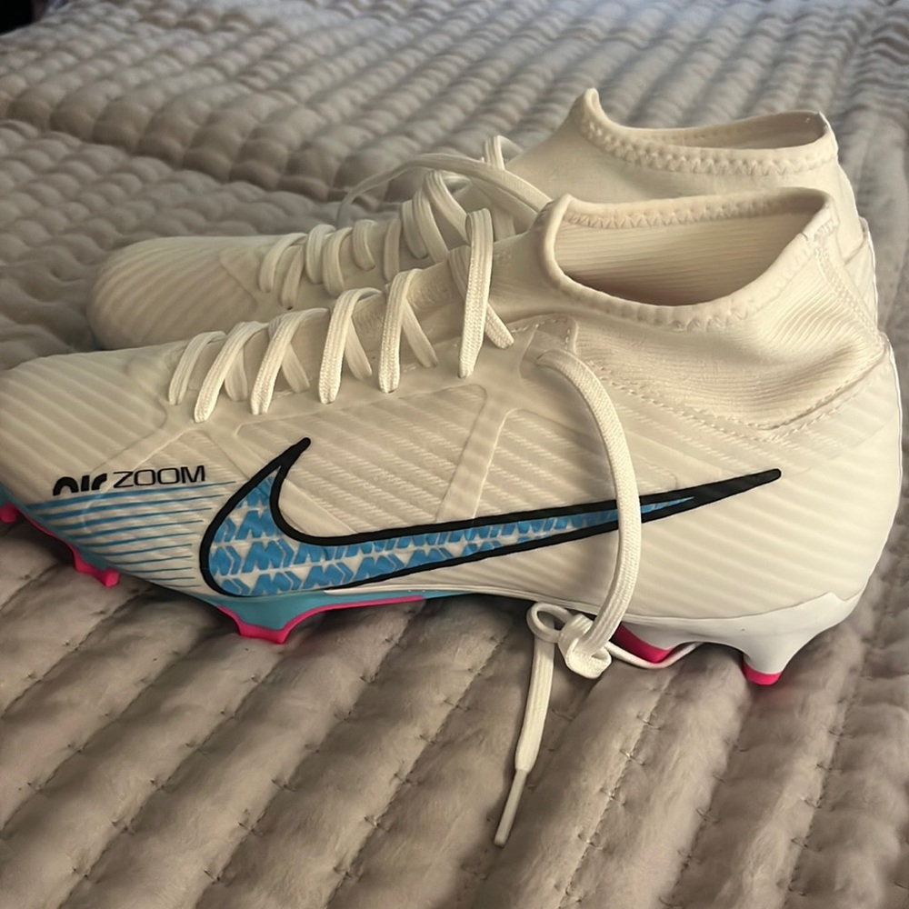 Brand new Nike soccer cleats!! Never been worn!